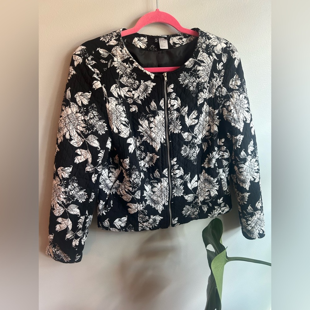 Like new! H&M Divided Quilted Floral Black and White Women's Jacket size 10